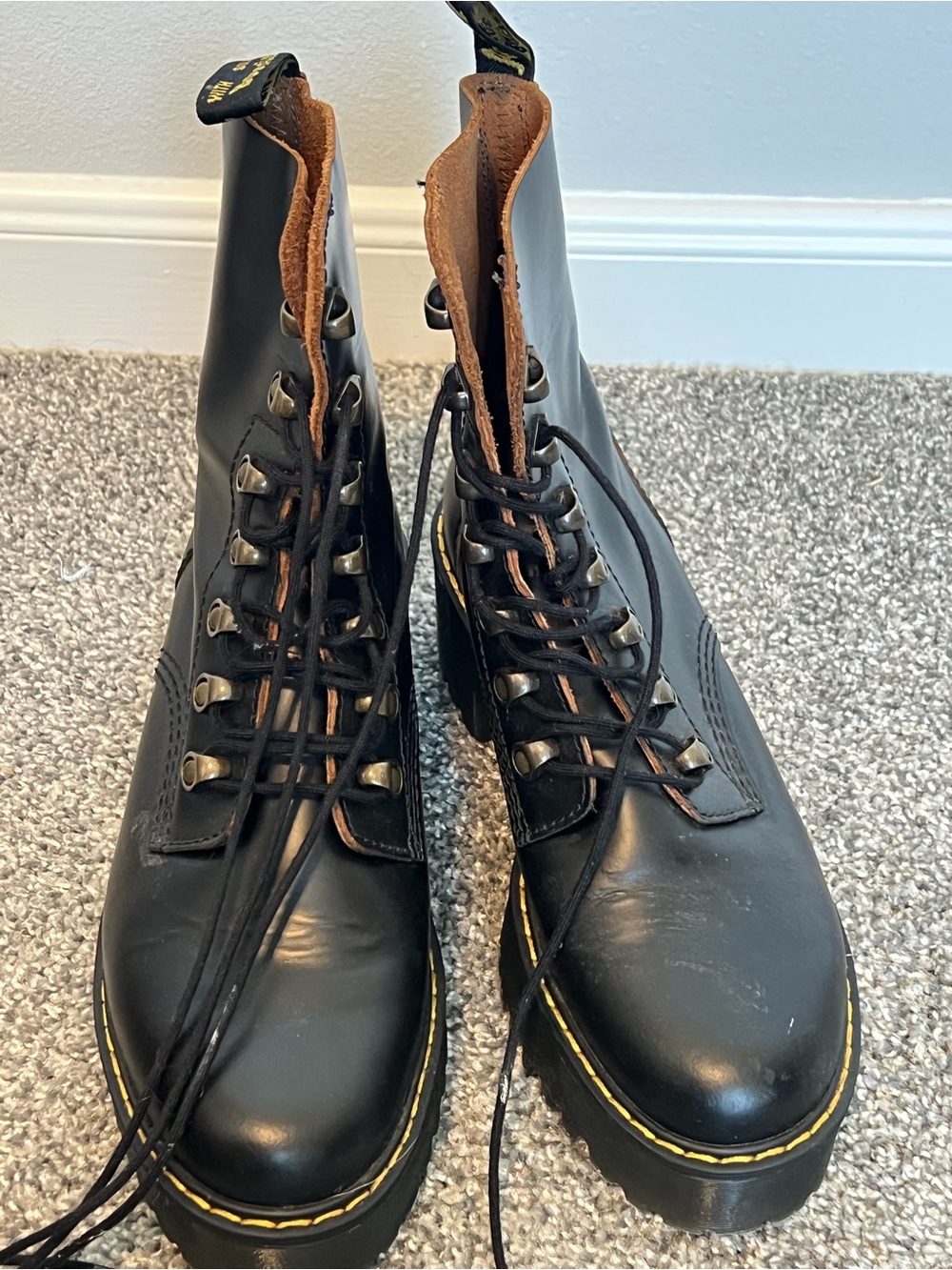 Dr. Martens LEONA Size 8